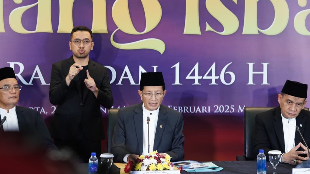 Menteri Agama Nasaruddin Umar dalam jumpa pers hasil sidang isbat penentuan awal Ramadhan 1446 H di Kantor Kementerian Agama (Kemenag) di Jakarta, Jumat (28/2/2025). (Foto: Kemenag)