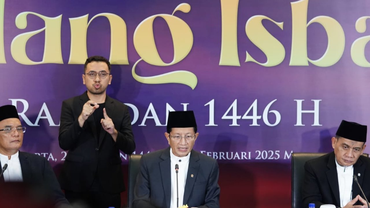 Menteri Agama Nasaruddin Umar dalam jumpa pers hasil sidang isbat penentuan awal Ramadhan 1446 H di Kantor Kementerian Agama (Kemenag) di Jakarta, Jumat (28/2/2025). (Foto: Kemenag)