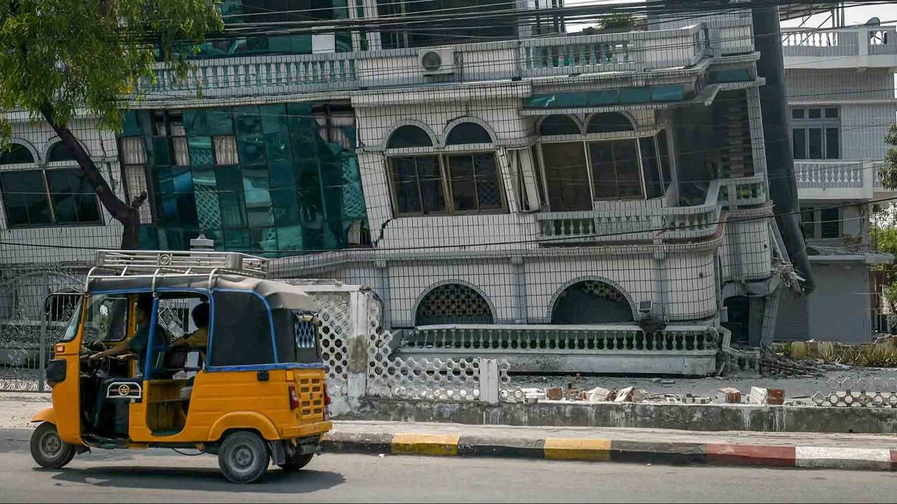 Tim  SAR  berusaha menyelamatkan korban yang tertimbun bangunan  di kompleks Sky Villa Condominium yang hancur akibat gempa di Mandalay, Myanmar (29/03/2025).