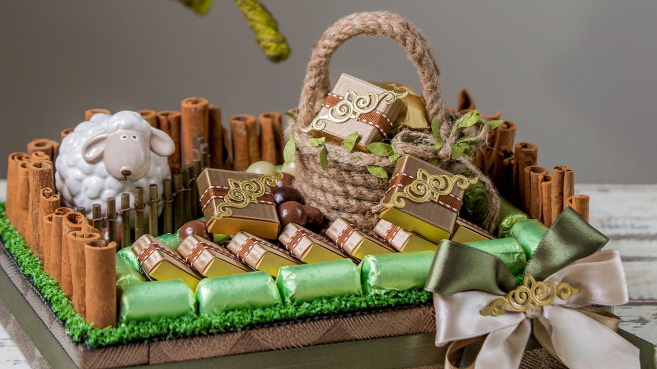 Ilustrasi hampers lebaran. (Image by KamranAydinov on Freepik)