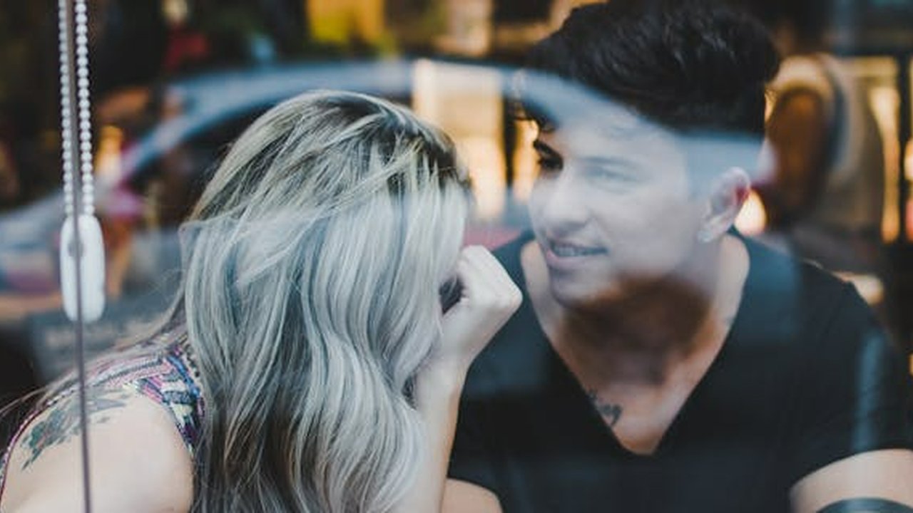 7 Cara Cerdas untuk Terhubung dengan Pria Mana Pun Hanya dengan Kata-Kata Anda