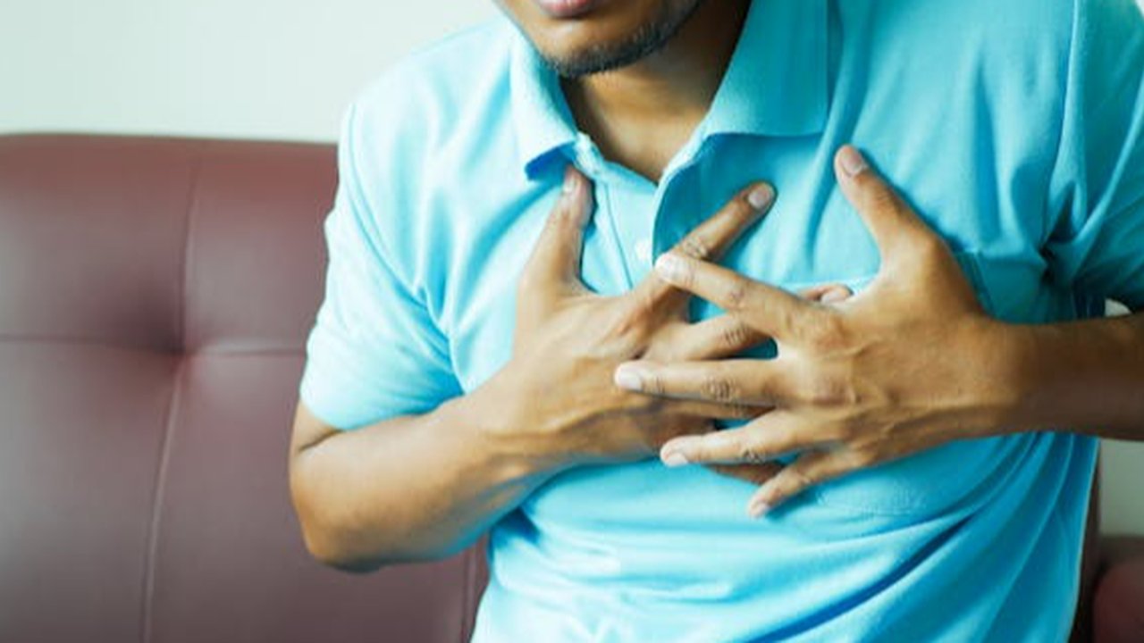 Perbedaan Nyeri di Dada Akibat Serangan Jantung atau GERD yang Perlu Dipahami