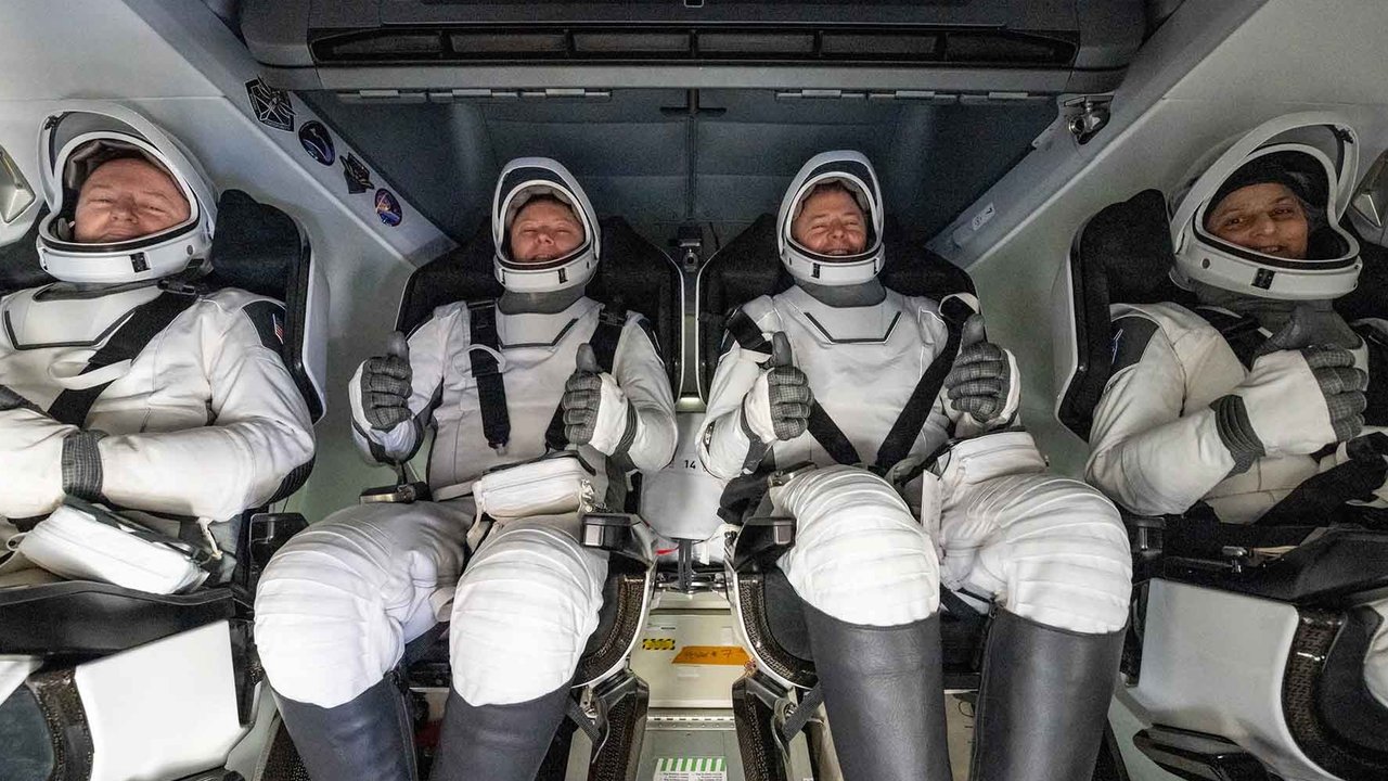(Dari kiri): Butch Wilmore dari NASA, Aleksandr Gorbunov dari Roscosmos, dan Nick Hague serta Suni Williams dari NASA terlihat berada di dalam pesawat ruang angkasa SpaceX Crew Dragon di atas kapal pemulihan Megan tak lama setelah pendaratan pada hari Selasa. Gambar NASA/Getty Images