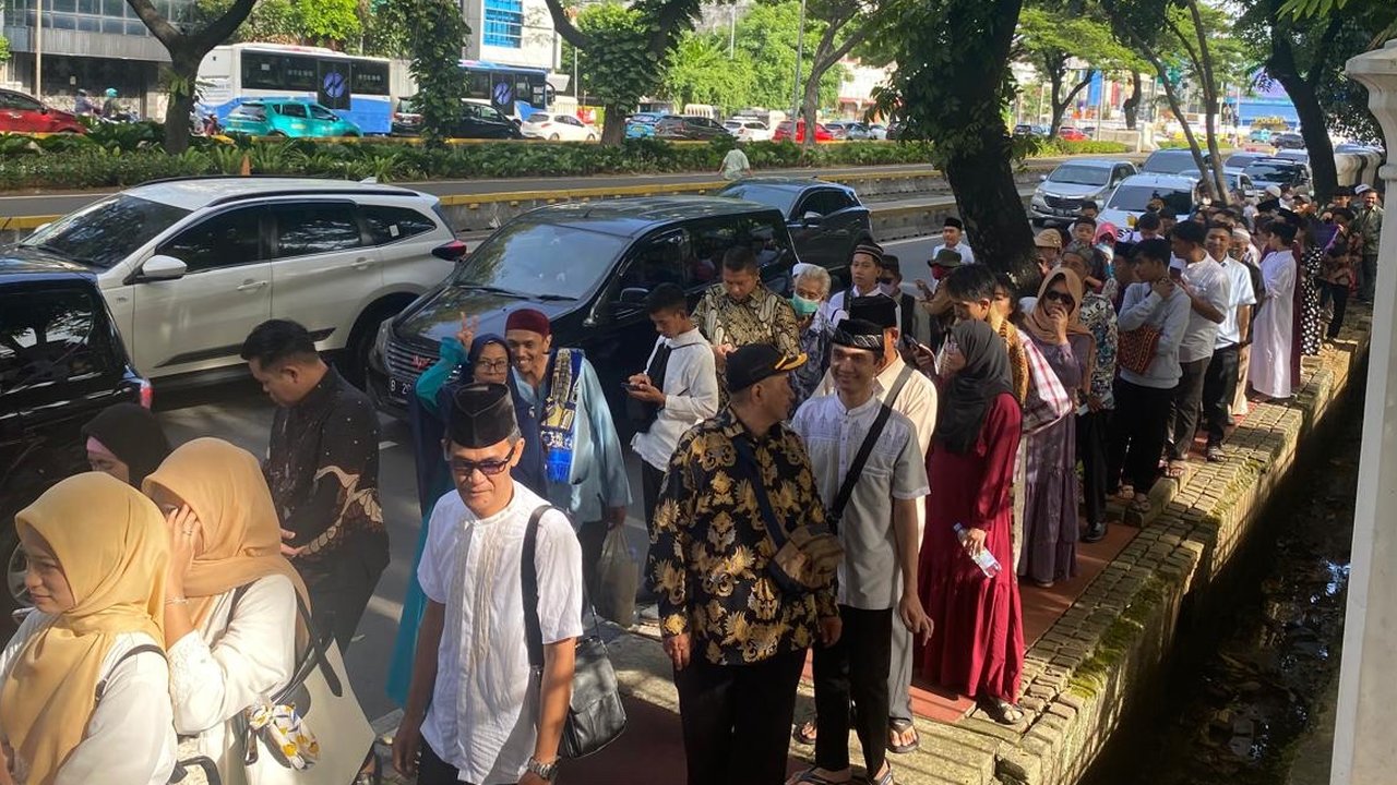 Sejak Pagi Warga Antre Ikut Open House Presiden Prabowo di Istana Negara