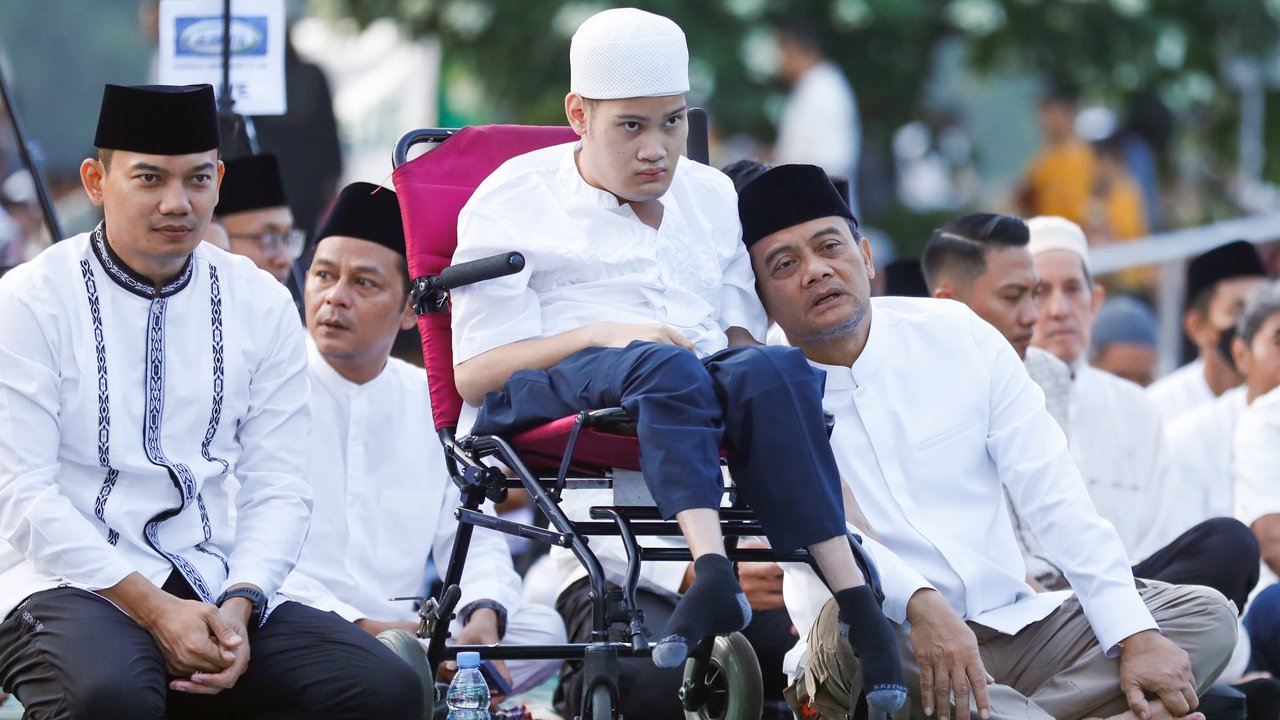 Momen Ahmad Luthfi Salat Idulfitri Bersama Ribuan Warga di Lapangan Pancasila Simpanglima