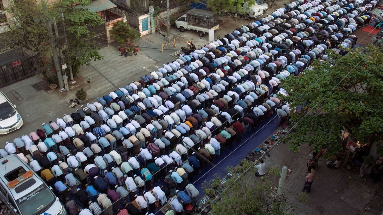 Sejumlah umat Islam melaksanakan salat Idulfitri 1446 Hijriah di jalanan dekat masjid yang hancur akibat gempa di Mandalay, Myanmar, pada Senin (31/3/2025).
