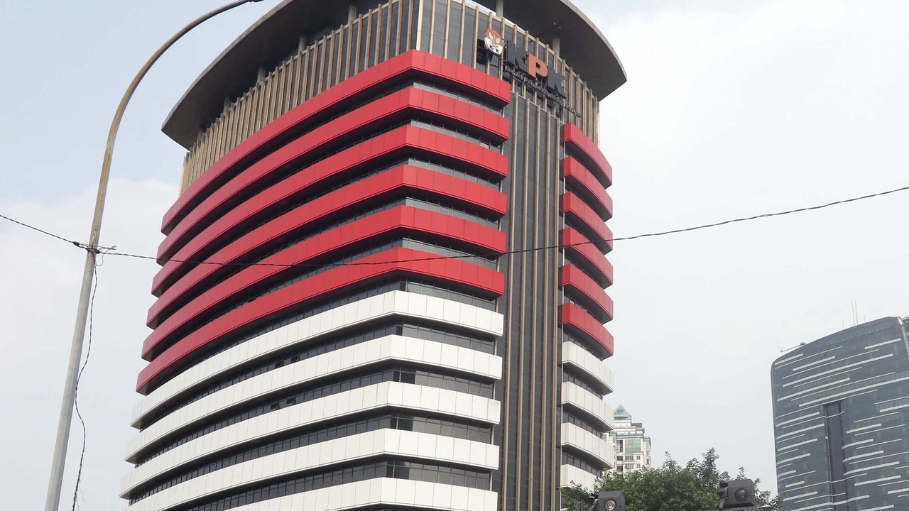 Kendaraan penyemprot air milik kepolisian disiagakan di jalan Kuningan Persada sekitar Gedung Merah Putih KPK, Jakarta, Selasa (1/6/2021). Pengamanan gedung KPK dan sekitarnya diperketat terkait upacara pelantikan pegawai KPK menjadi Aparatur Sipil Negara. (Liputan6.com/Helmi Fithriansyah)