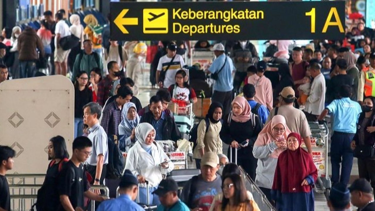 Jumlah pemudik yang berangkat dari Bandara Soekarno-Hatta mengalami penurunan signifikan menjelang Lebaran 1446 H, meskipun pihak bandara tetap memastikan pelayanan terbaik bagi penumpang.