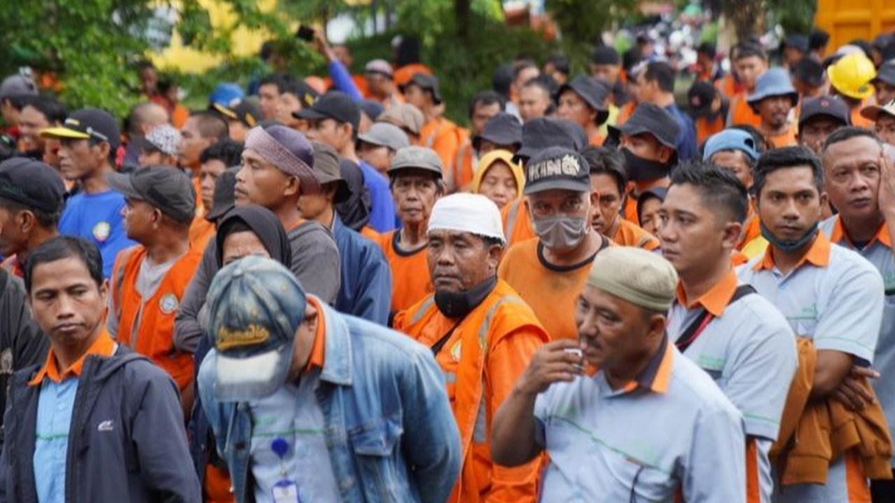 Wali Kota Pontianak, Edi Rusdi Kamtono, menyerahkan bantuan paket sembako dari Yayasan dan Rumah Sakit Kharitas Bhakti kepada 728 petugas kebersihan PPSU, sebagai apresiasi atas dedikasi mereka menjaga kebersihan kota.