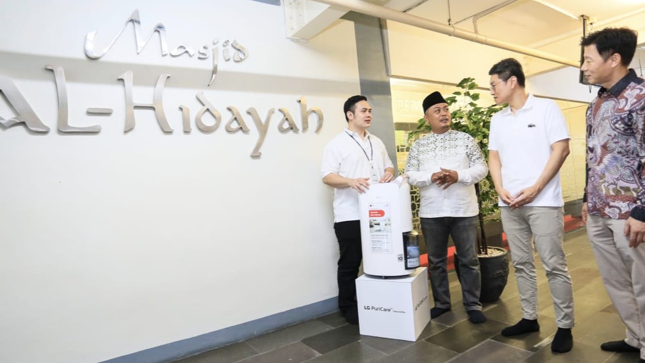 LG Donasikan Dehumidifier untuk Dua Masjid di Jakarta