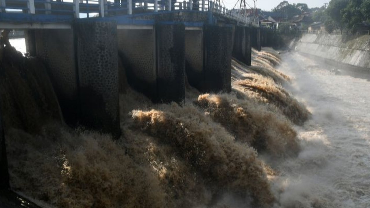 BPBD DKI Jakarta mengimbau warga bantaran Ciliwung waspada bahaya banjir setelah Pos Pantau Depok berstatus Siaga 1, menyusul hujan deras di Puncak, Bogor.