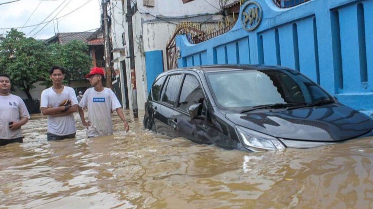 Banjir akibat luapan Kali Ciliwung di Jakarta Selatan dan Jakarta Timur berangsur surut, namun 31 RT masih terendam.