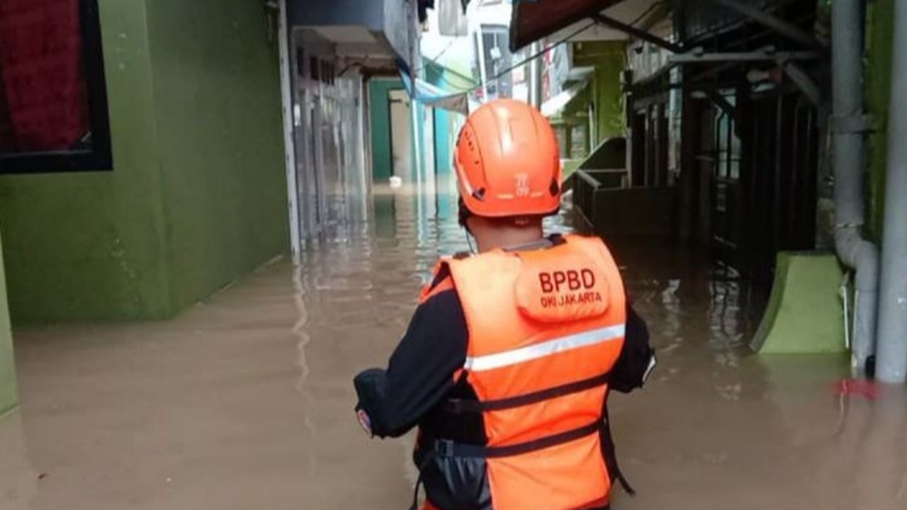 BPBD DKI Jakarta berkoordinasi dengan instansi terkait untuk menangani banjir akibat luapan Kali Ciliwung yang telah merendam 47 RT di Jakarta Selatan dan Timur.