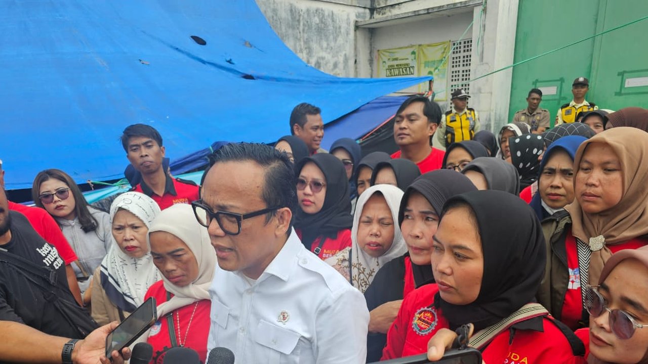 Wakil Menteri Ketenagakerjaan (Wamenaker) Immanuel Ebenezer Gerungan mengadakan pertemuan dengan perwakilan karyawan PT Danbi Internasional