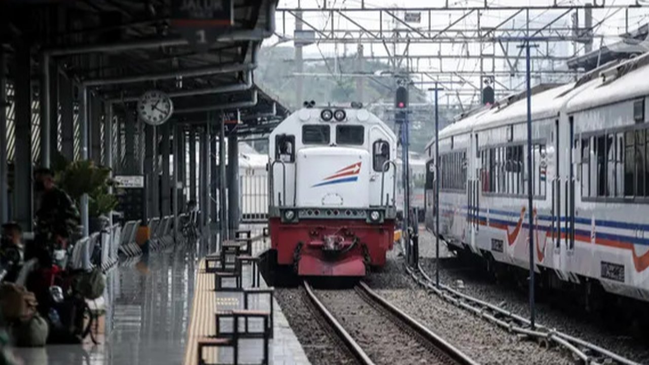 PT KAI Daop 2 Bandung menambah perjalanan kereta api dengan mengoperasikan KA Mutiara Selatan relasi Gambir -- Bandung- Surabaya Gubeng -- Malang PP. (Arie/Liputan6.com)