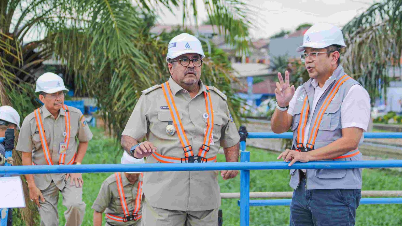 Wagub DKI Jakarta, Rano Karno, tengah mempertimbangkan pembangunan area parkir tujuh tingkat di Pasar Jumat untuk mengintegrasikan transportasi umum dan mengurangi kemacetan.