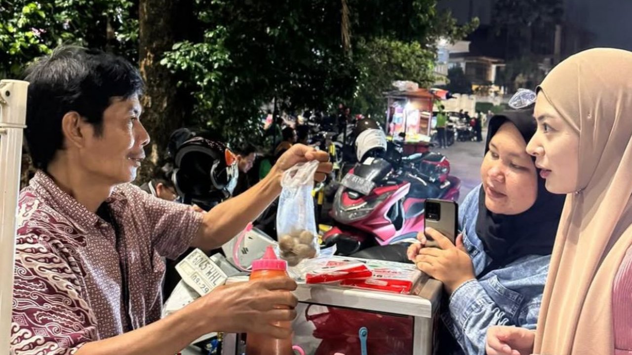 Ayana Moon Asyik Jajan Cilok untuk Buka Puasa, Momen Seru Sebelum Tarawih