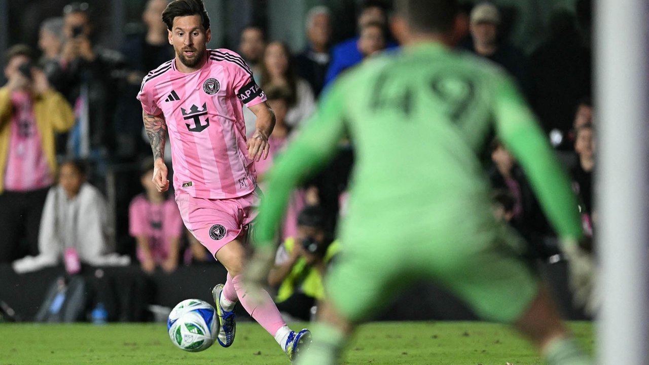 Pemain depan Inter Miami asal Argentina Lionel Messi saat  pertandingan Major League Soccer (MLS) antara Inter Miami dan New York City di Chase Stadium di Fort Lauderdale, Florida, AS (22 /02/2025).