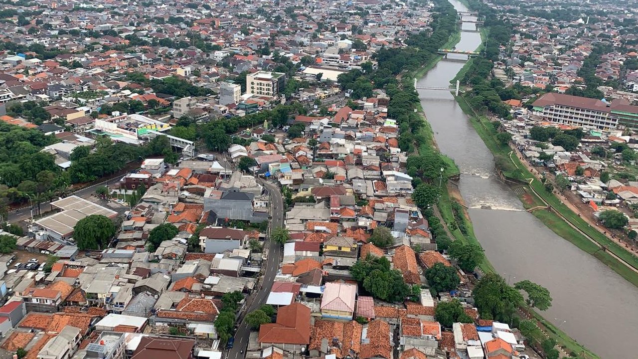 Pantauan titik banjir Jakarta dari udara yang dilakukan Kepala BNPB Letjen TNI Doni Monardo, Gubernur DKI Jakarta Anies Baswedan, dan Menteri PUPR Basuki. (Foto: BNPB)