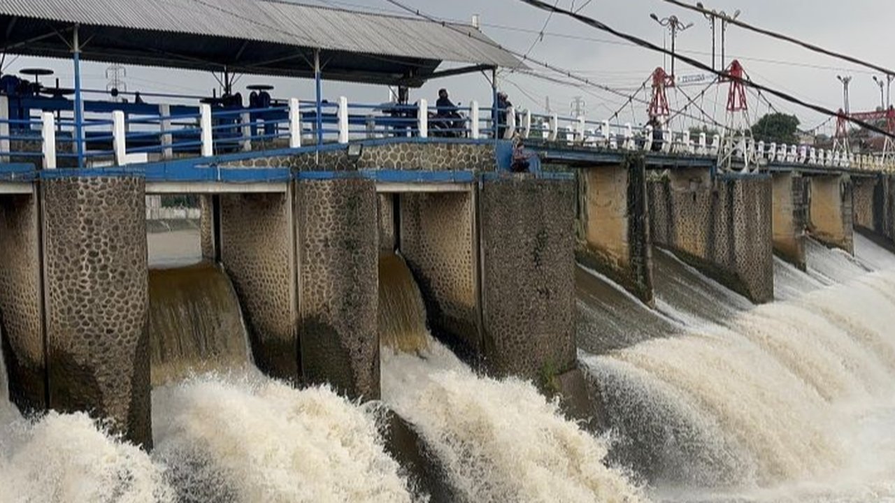 Hujan deras di Puncak, Bogor menyebabkan Bendung Katulampa berstatus siaga 2 dengan debit air tinggi, memicu potensi banjir di Bogor, Depok, dan Jakarta.