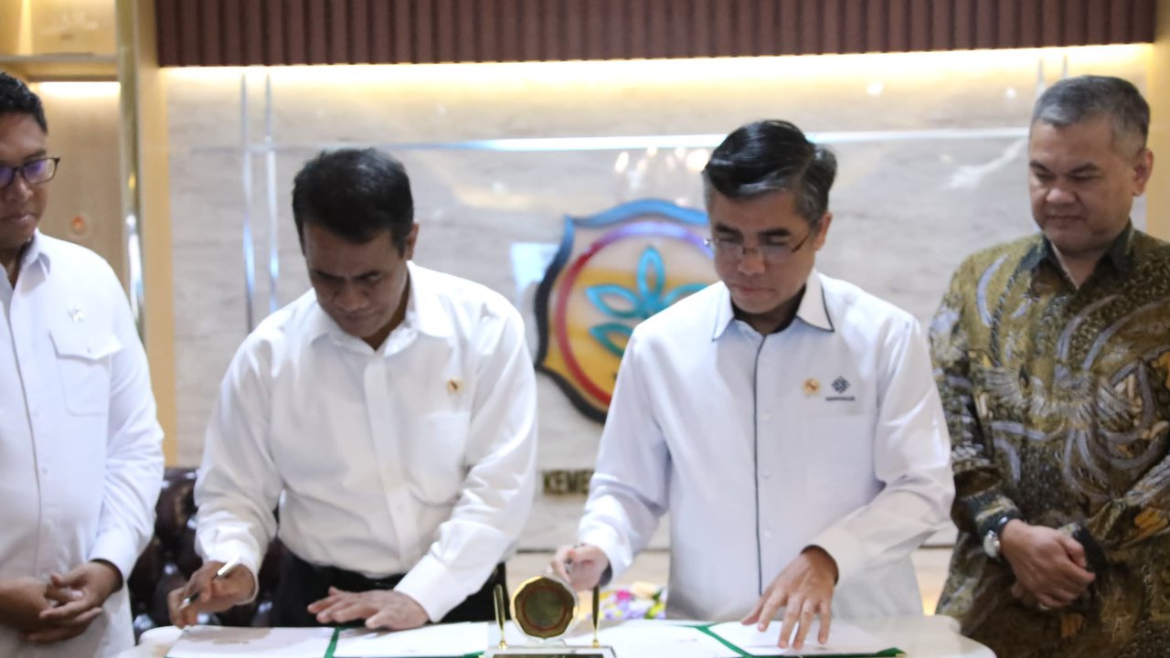 Menteri Pertanian (Mentan) Andi Amran Sulaiman dan Menteri Ketenagakerjaan (Menaker) Yassierli menandatangani Nota Kesepahaman
