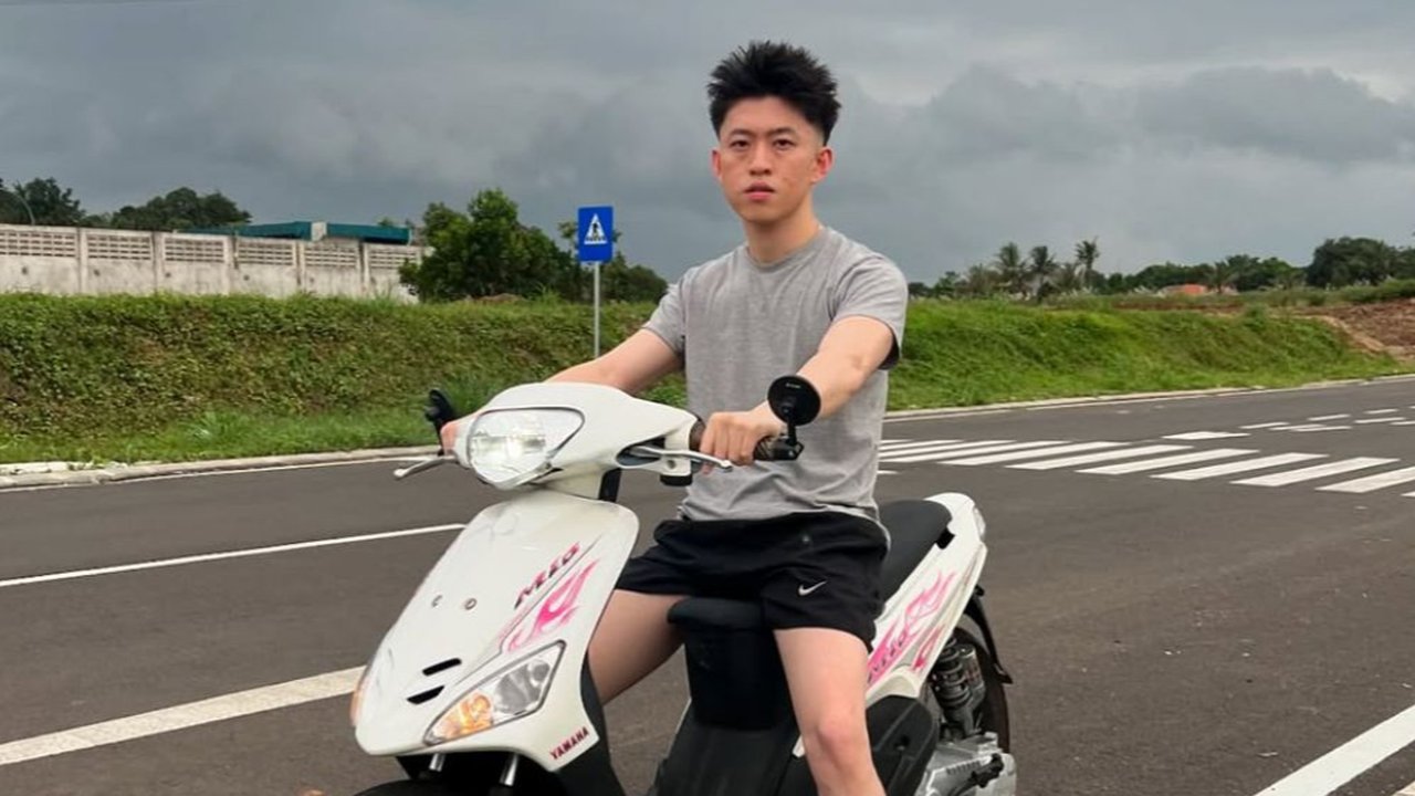 Rich Brian Santai Naik Motor Matic di Indonesia, Gayanya Bikin Warganet Terhibur