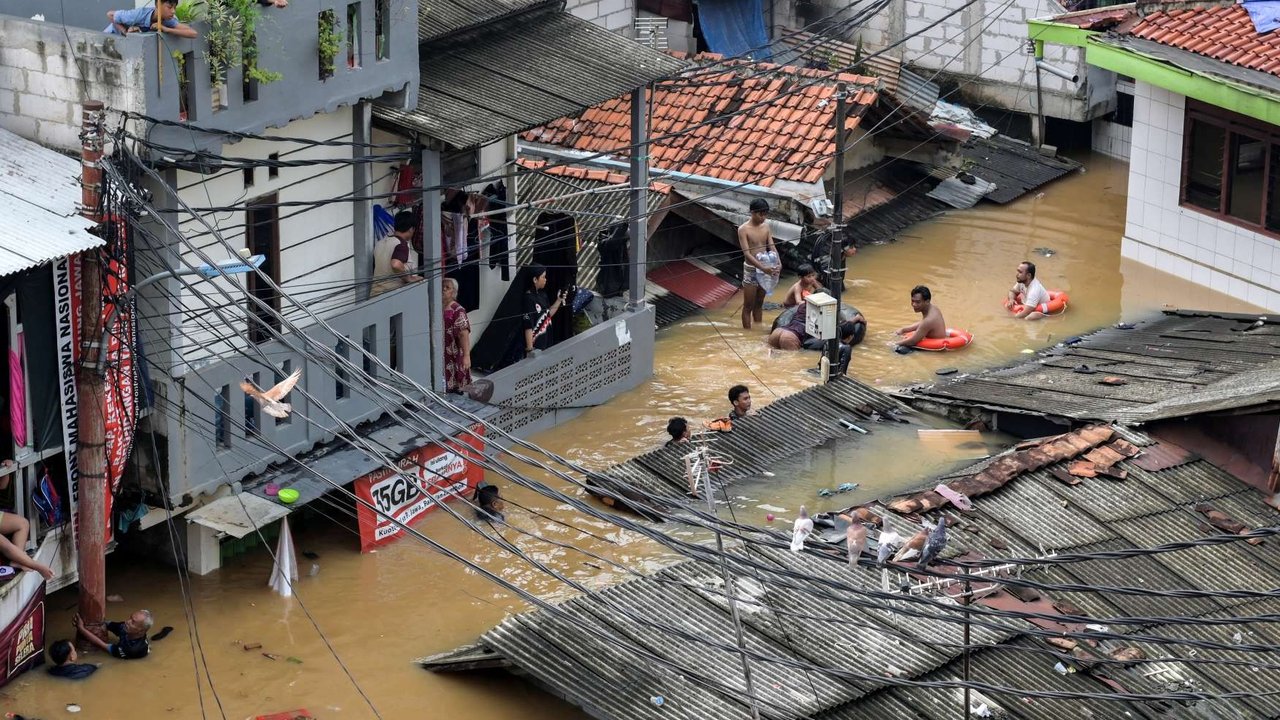 Tim SAR mengevakuasi warga yang rumahnya terendam banjir di kawasan Pasar Minggu, Jakarta, pada 4 Maret 2025.