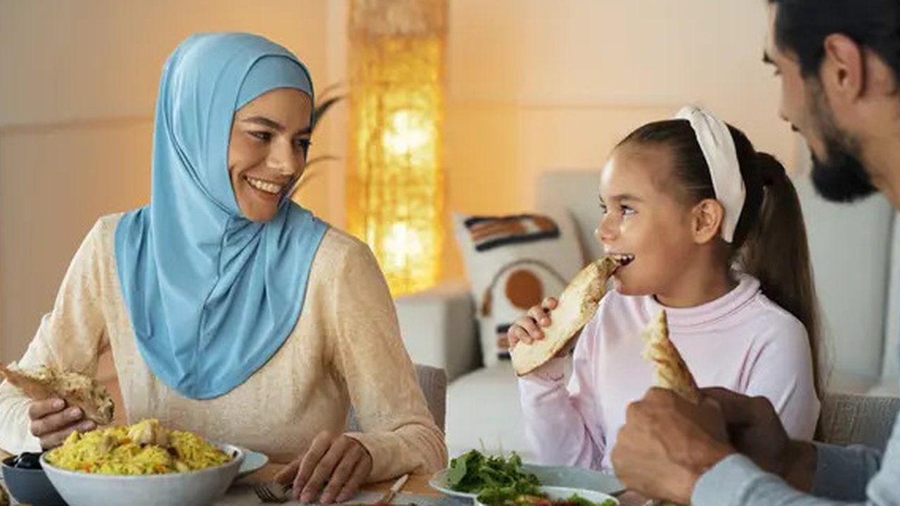 Ilustrasi makan bersama keluarga, buka puasa. (Photo Copyright by Freepik)