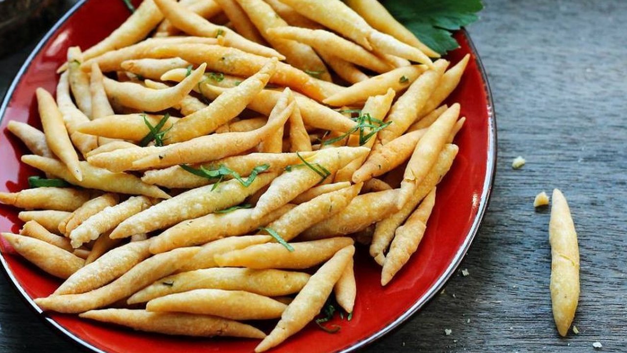 Sepiring telur gabus keju dengan taburan bawang. (Liputan6.com/IG/veronicadhani)