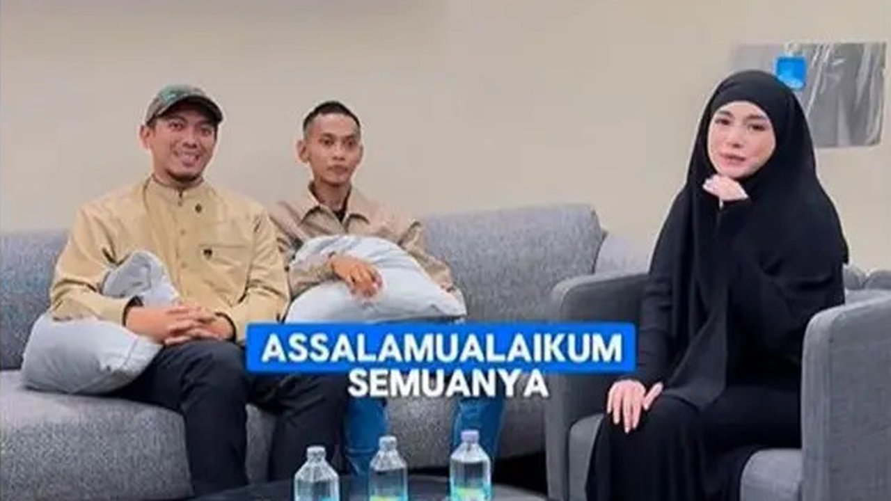 Potret Celine Evangelista antusias belajar Islam setelah mualaf. (sumber: Instagram/celine_evangelista)