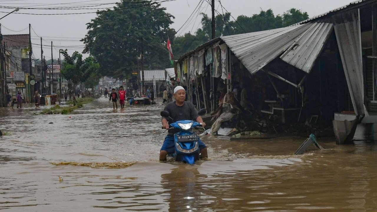 TNI Cerita Sulitnya Cegah Banjir di Depok, Karena Warga Buang Sampah Sembarangan