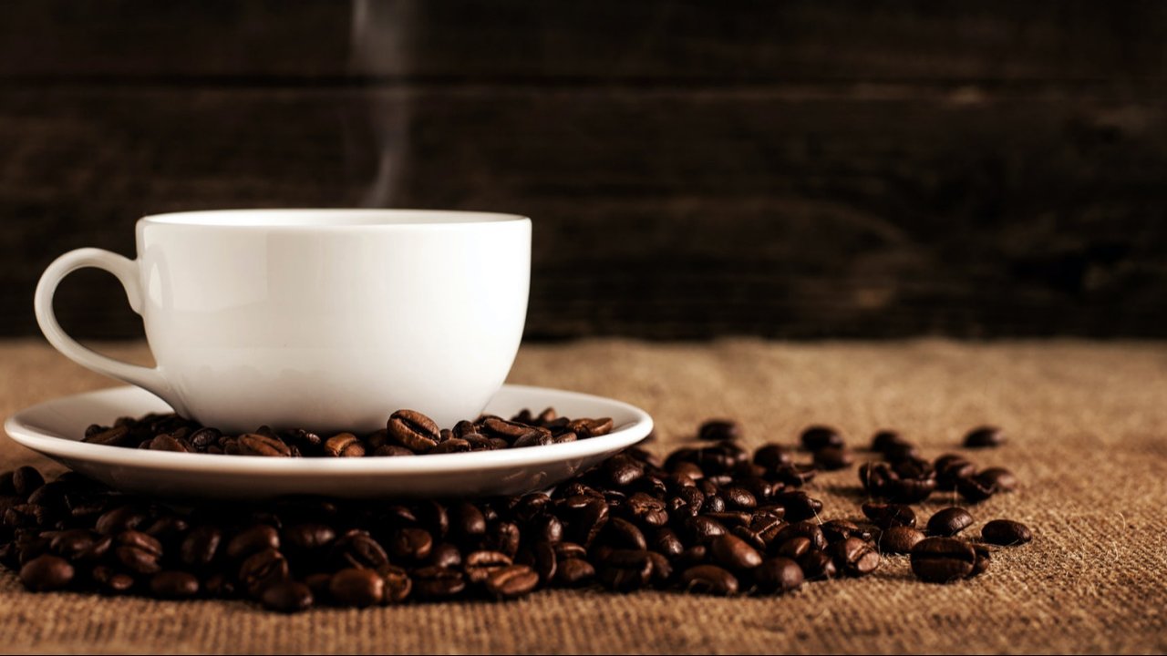 Ilustrasi kopi, biji kopi, coffee beans. (Photo by Mike Kenneally on Unsplash)