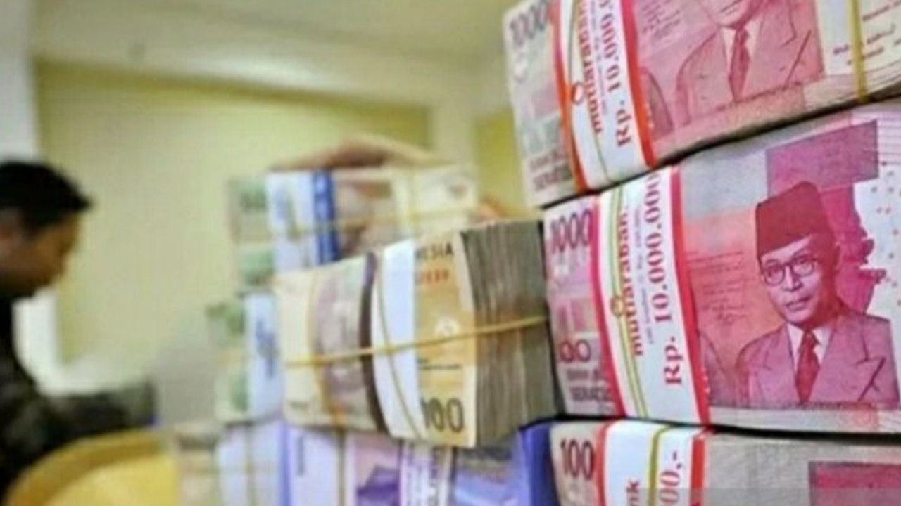 PT BPR Karawang Jabar akan merger dengan BPR lain sesuai ketentuan OJK dan Pemprov Jabar karena kekurangan modal, menunggu persetujuan Bupati Karawang.