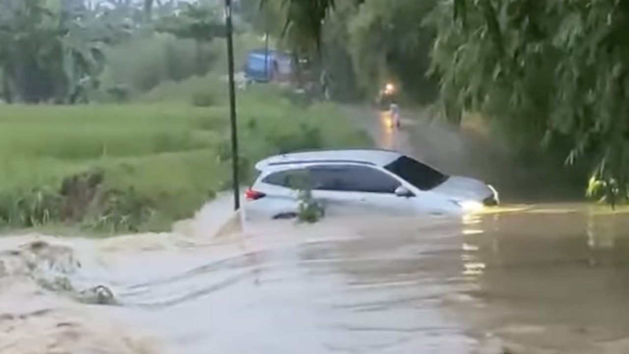 Mobil Nekat Terobos Banjir Bekasi Malah Terseret Arus Sampai ke Tengah Sungai