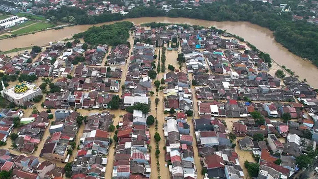 Foto selebaran yang diambil dan dirilis pada Selasa 4 Maret 2025 oleh Badan Nasional Penanggulangan Bencana (BNPB) ini menunjukkan gedung-gedung yang terendam banjir di Bekasi, Jawa Barat. (F