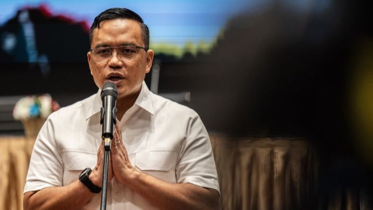 Pertamina meminta maaf atas keresahan publik, Indonesia mengalami deflasi 0,48 persen, dan investasi Danantara di sektor hilirisasi masih dikaji.