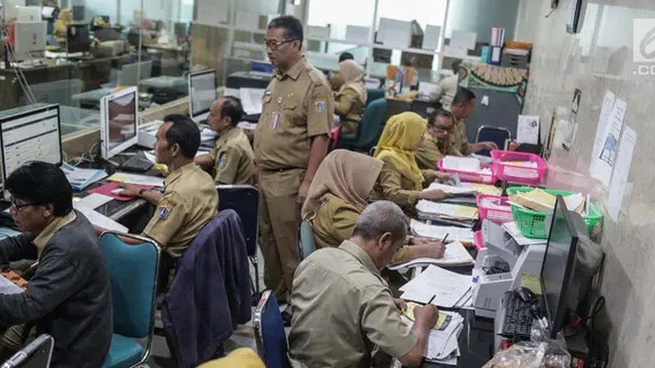 Sejumlah Pegawai Negeri Sipil (PNS) Pemprov DKI Jakarta melakukan tugas dinasnya di Balaikota, Jakarta, Senin (10/6/2019). PNS kembali berdinas di masing-masing instansinya pada hari pertama