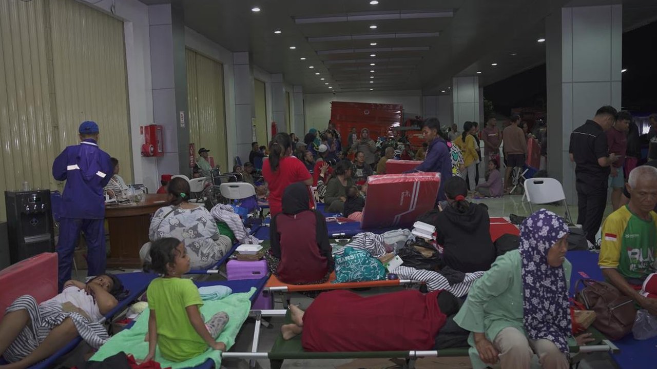 Kepala BNPB Tinjau Warga Bekasi yang Pengungsian Pascabanjir, Mensos Turun Tangan Siapkan Sahur