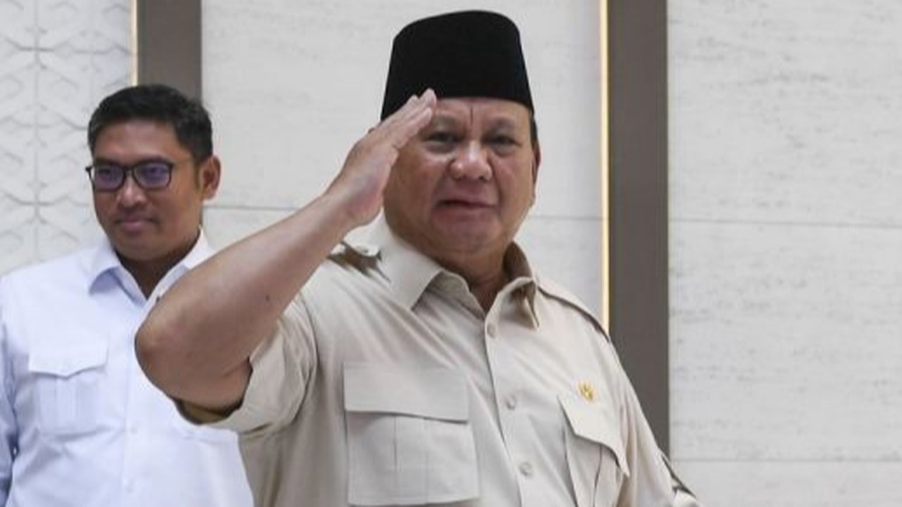 Akademisi Ridwan Fawallang mengajak masyarakat Indonesia untuk mendukung komitmen Presiden Prabowo Subianto memberantas korupsi, menanggapi kasus dugaan korupsi di Pertamina.
