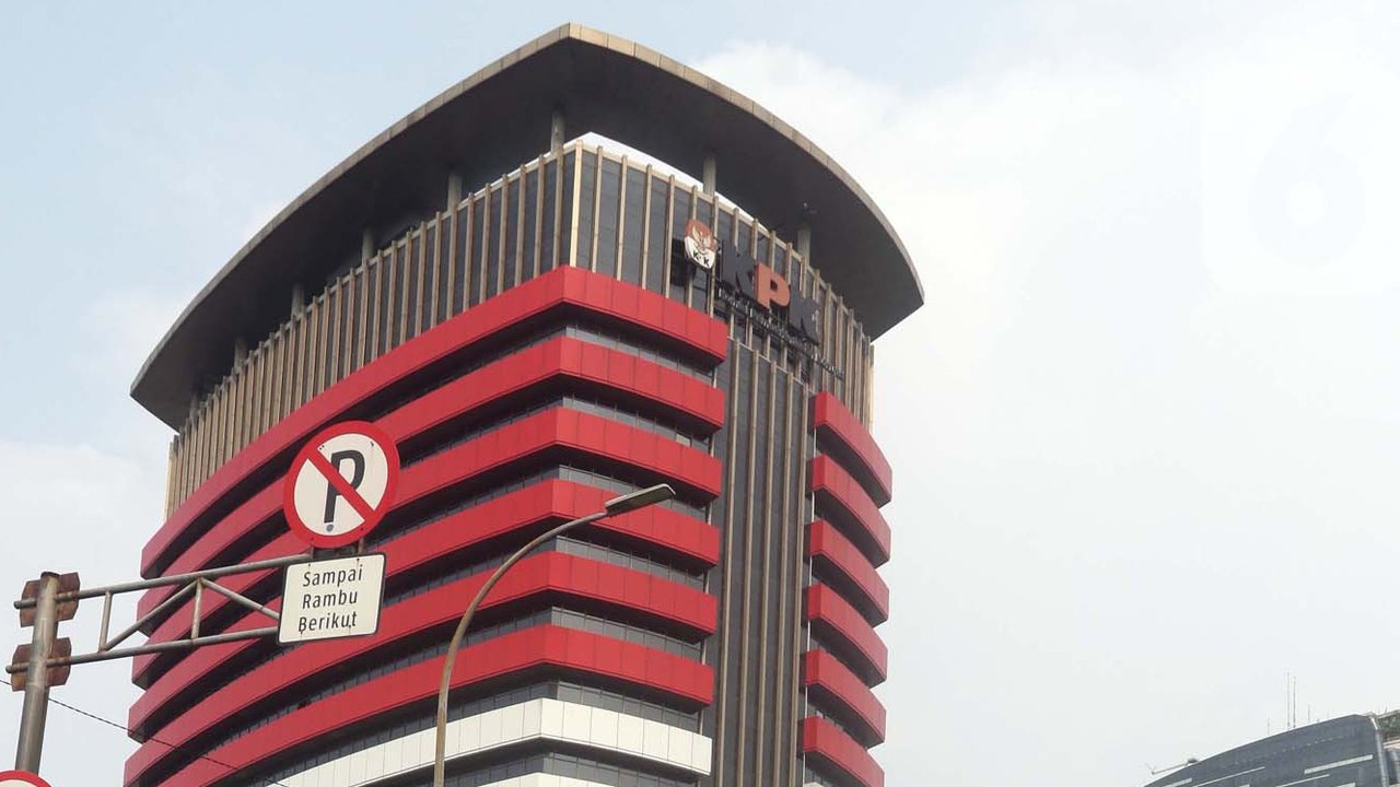 Kendaraan penyemprot air milik kepolisian disiagakan di jalan Kuningan Persada sekitar Gedung Merah Putih KPK, Jakarta, Selasa (1/6/2021). Pengamanan gedung KPK dan sekitarnya diperketat terkait upacara pelantikan pegawai KPK menjadi Aparatur Sipil Negara. (Liputan6.com/Helmi Fithriansyah)