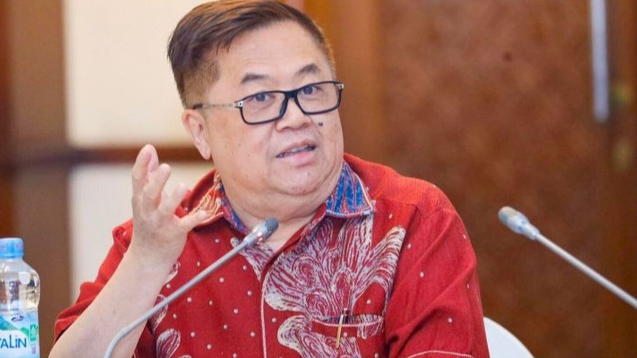 Anggota Komisi VI DPR, Darmadi Durianto, menjamin keamanan dana masyarakat di bank pemerintah dan memastikan pengawasan ketat terhadap kinerja BPI Danantara, demi mendorong pertumbuhan ekonomi Indonesia.