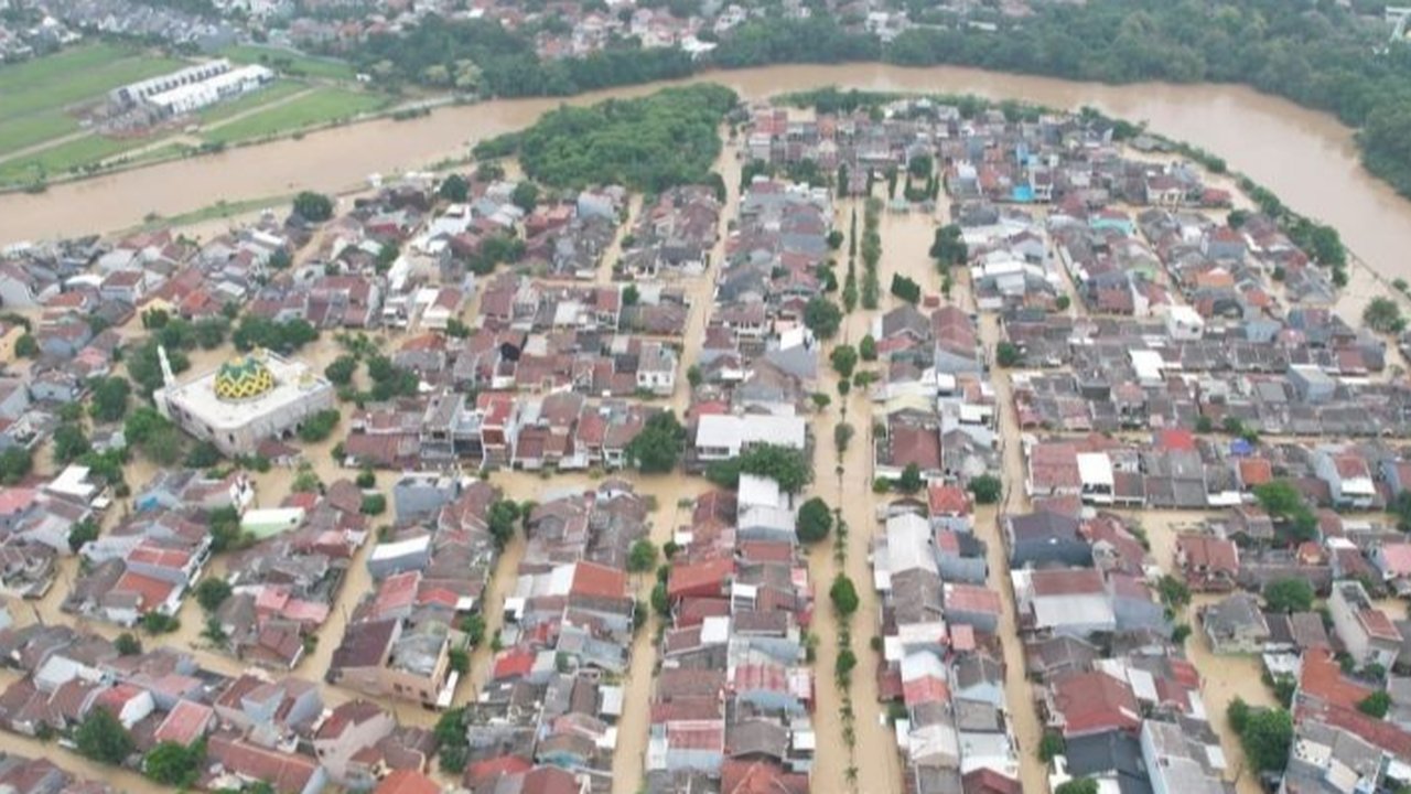 Banjir parah melanda Bekasi, Jawa Barat, dengan ketinggian air hingga tiga meter, merendam ratusan rumah di tujuh kecamatan Kota Bekasi dan enam kecamatan Kabupaten Bekasi; BNPB kerahkan tim evakuasi.