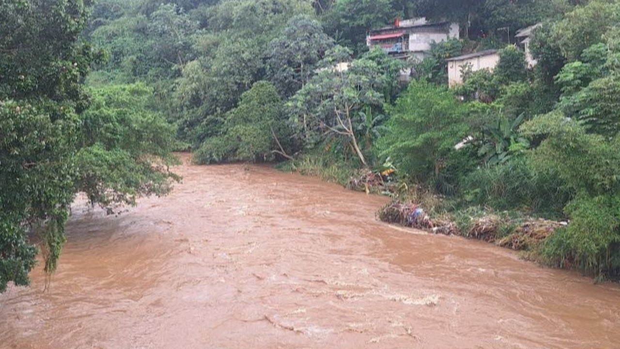 Pemerintah Kota Depok menyalurkan bantuan sembako dan menyiapkan tempat pengungsian bagi 40 KK korban banjir di Kelurahan Pondok Cina akibat luapan Sungai Ciliwung.
