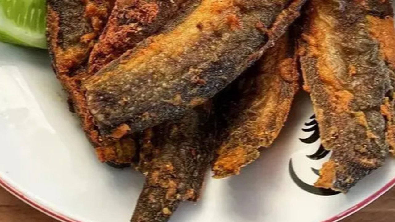 Cara Sederhana Menggoreng Ikan Lele Tanpa Melengkung dan Lembek
