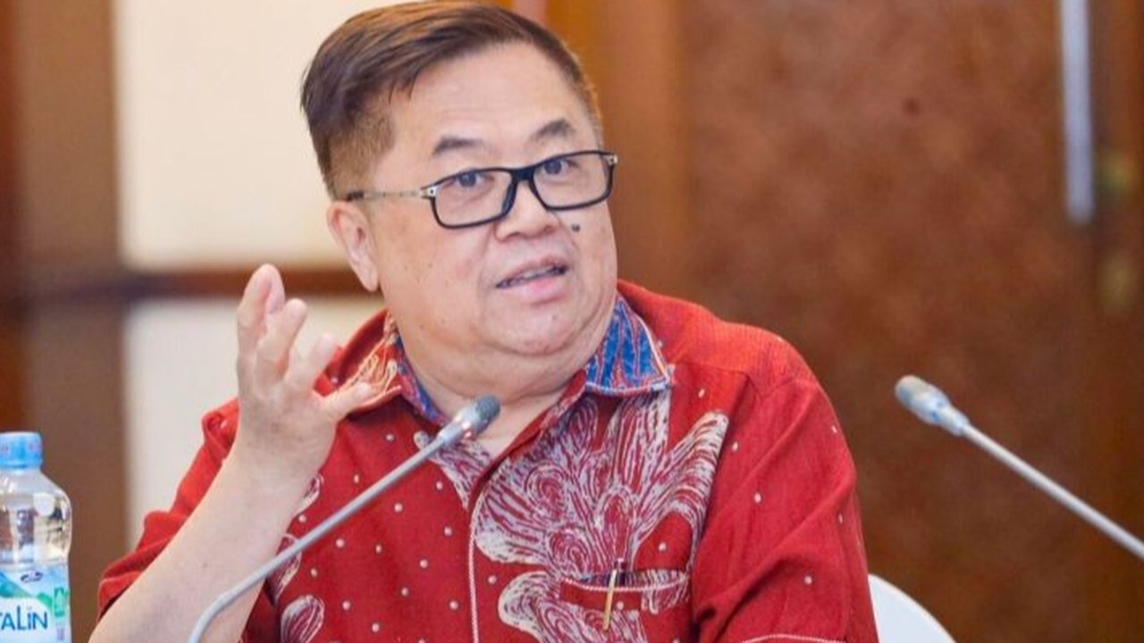 Anggota Komisi VI DPR, Darmadi Durianto, menjamin keamanan dana masyarakat di bank pemerintah dan memastikan pengawasan ketat terhadap kinerja BPI Danantara, demi mendorong pertumbuhan ekonomi Indonesia.