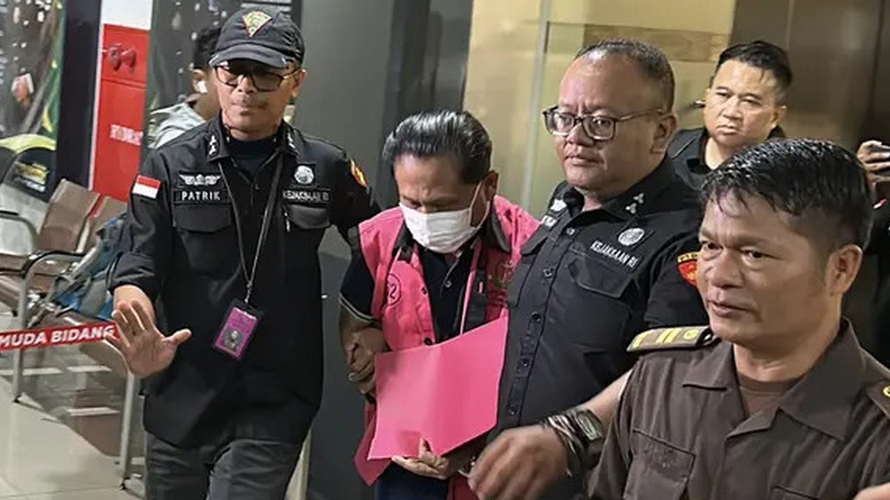 Kejagung menangkap mantan Ketua PN Surabaya, Rudi Suparmono (RS) terkait kasus dugaan suap vonis bebas Ronald Tannur. (Liputan6.com/Nanda Perdana Putra)