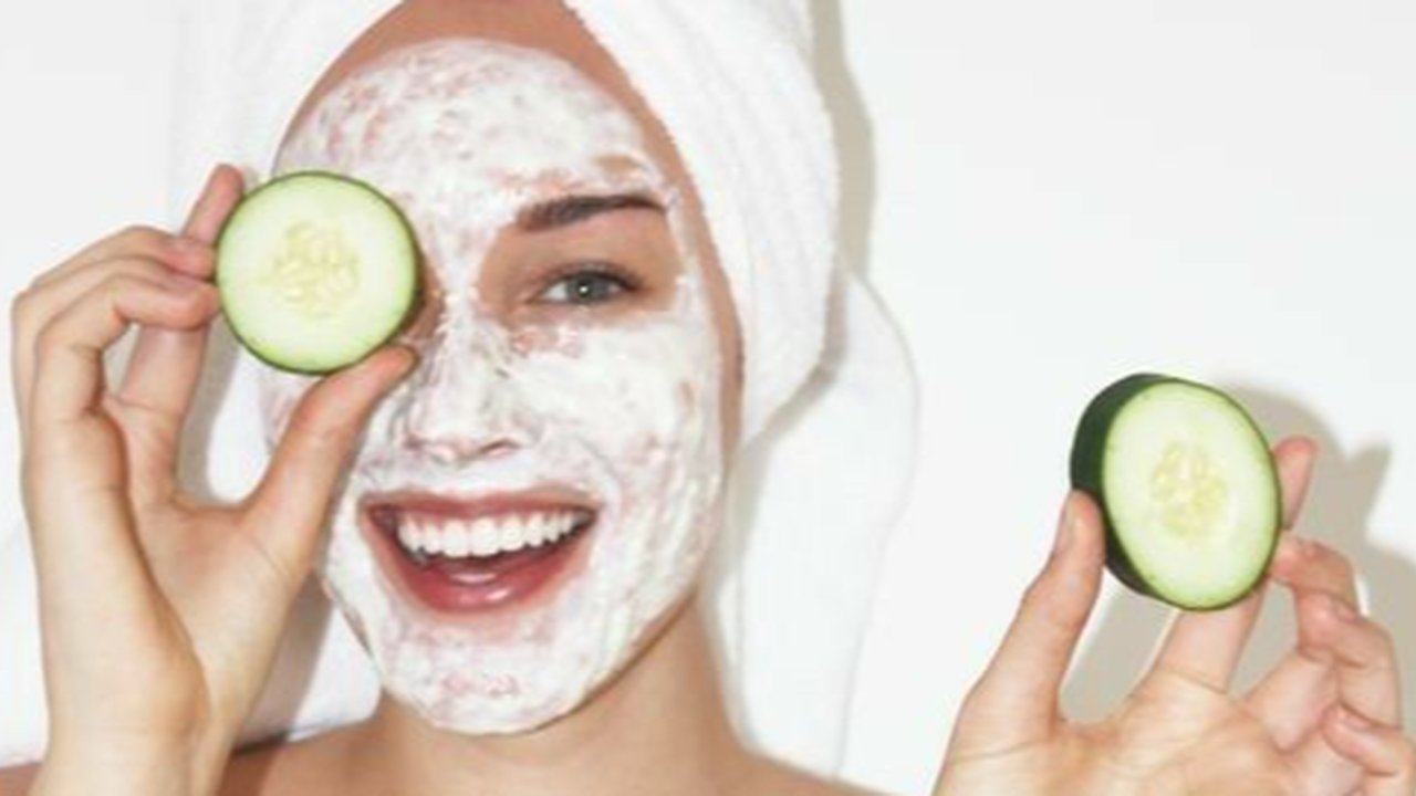 Ilustrasi Wanita Menggunakan Masker Wajah (©Pinterest)