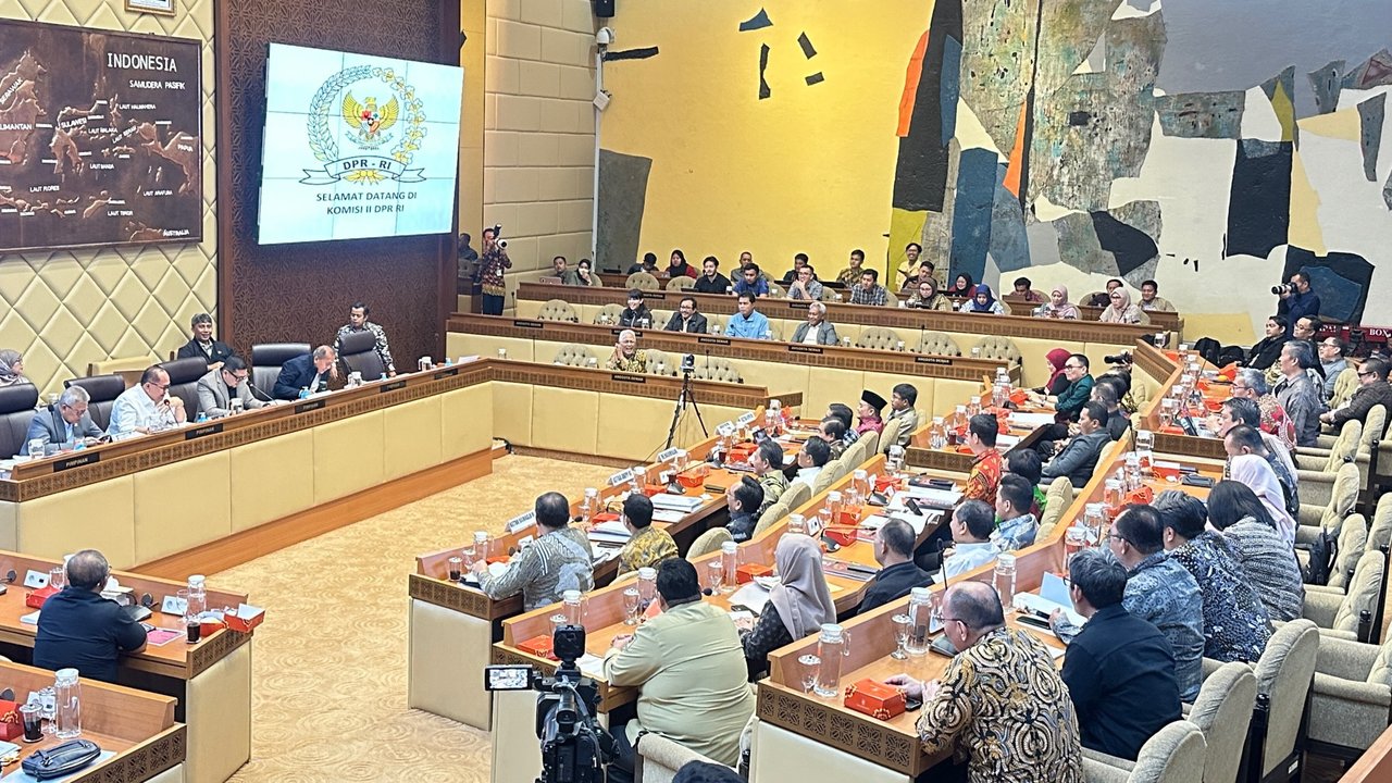 Komisi II DPR rapat dengan KPU, Kemenkumham, Kemendagri soal revisi PKPU Nomor 8 Tahun 2024 yang mengakomodir putusan MK soal ambang batas dan batas usia dalam pilkada, Minggu (25/8/2024). (Liputan6.com/ Nanda Perdana Putra)