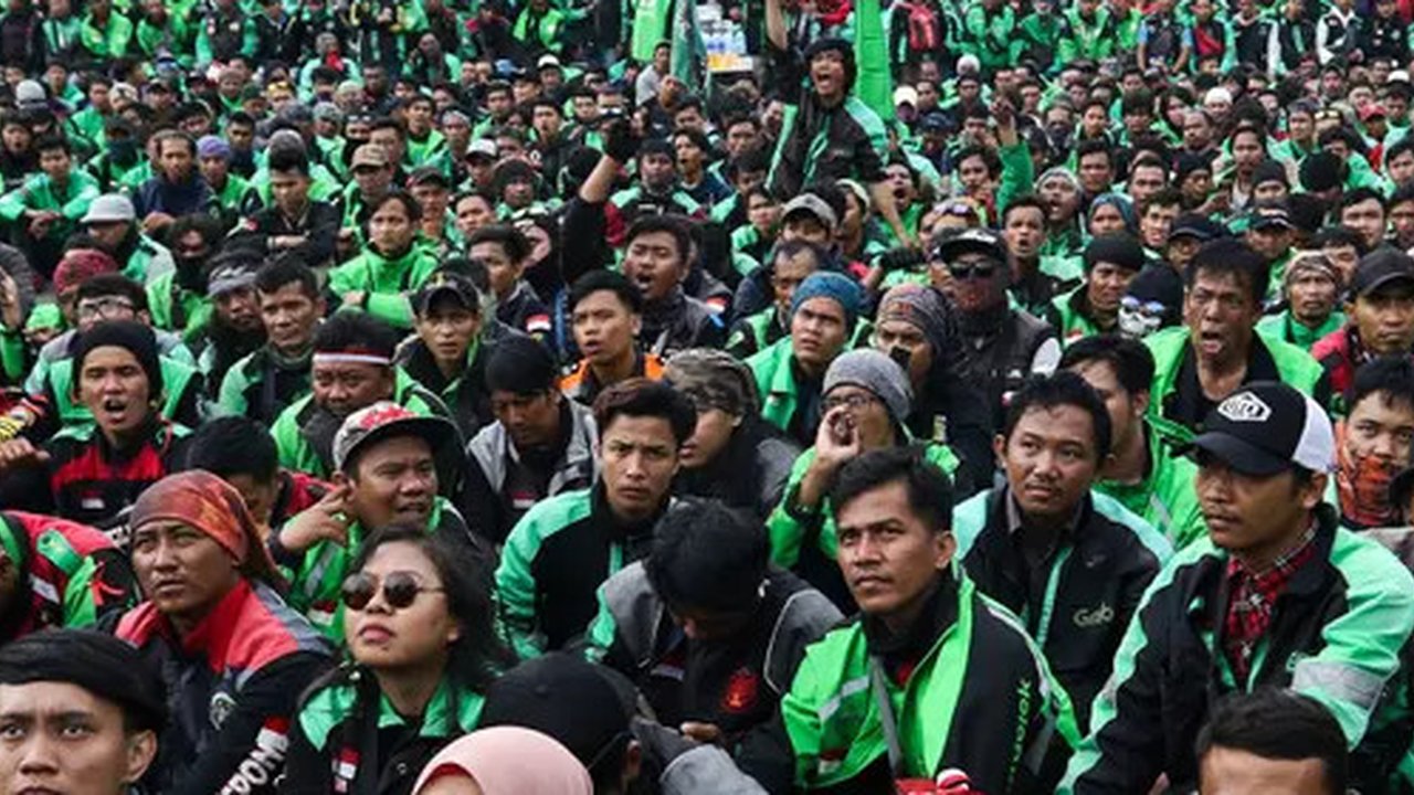 Pengemudi ojek online (ojol) menggelar demonstrasi di depan Gedung DPR/MPR, Senayan, Jakarta, Jumat (28/2/2020). Aksi demo ratusan sopir ojek online dipicu karena ada usulan anggota DPR yang