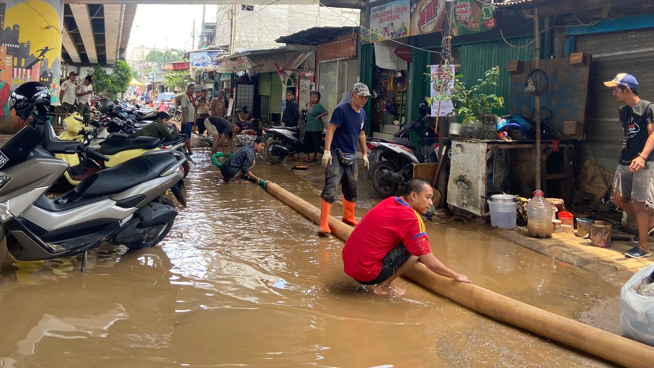 Cerita Warga Rawajati Jakarta Selatan Berjibaku Bersihkan Lumpur Usai Dilanda Banjir Setinggi Atap Rumah